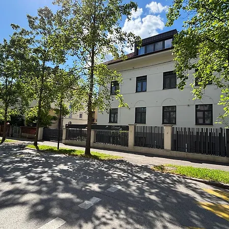Riverside Apartament *